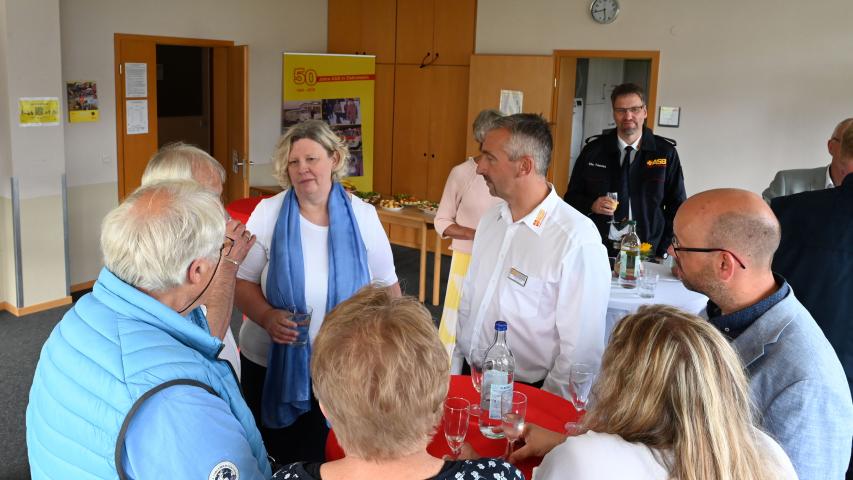 Edith Wallmeier im Gespräch mit der Familie von Udo Glauflügel.